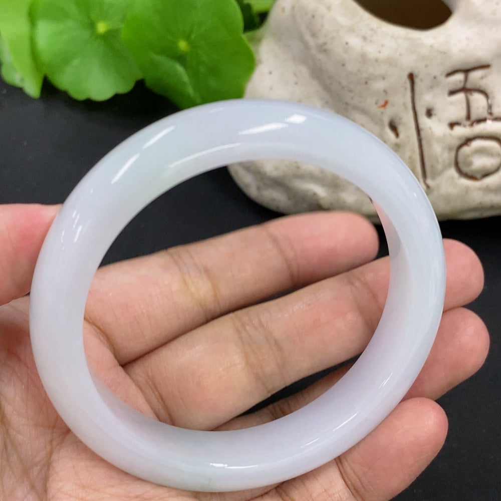 HKHQ jadeite round bracelet in green with a total weight of 53.57g and size 55.7, showcasing smooth, polished jade stones.