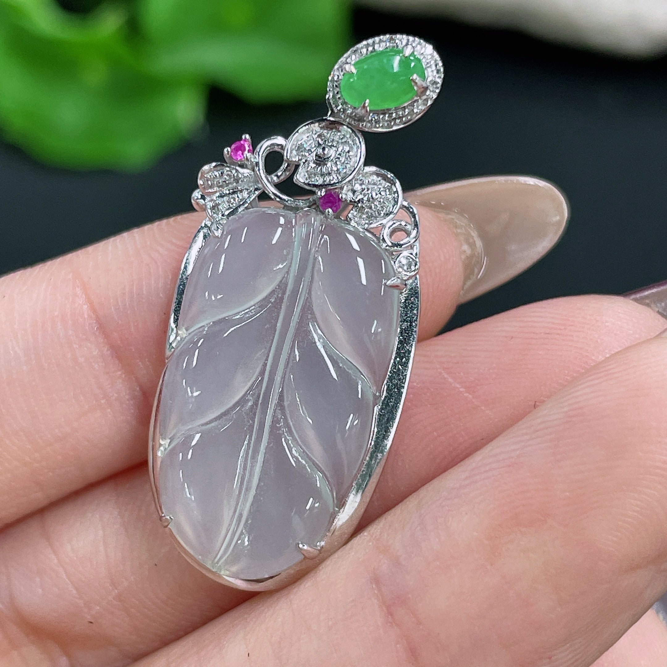 Jadeite Pendant Leaf 18K Gold Inlaid with Diamond Colorless Total Weight Approx. 3.28g