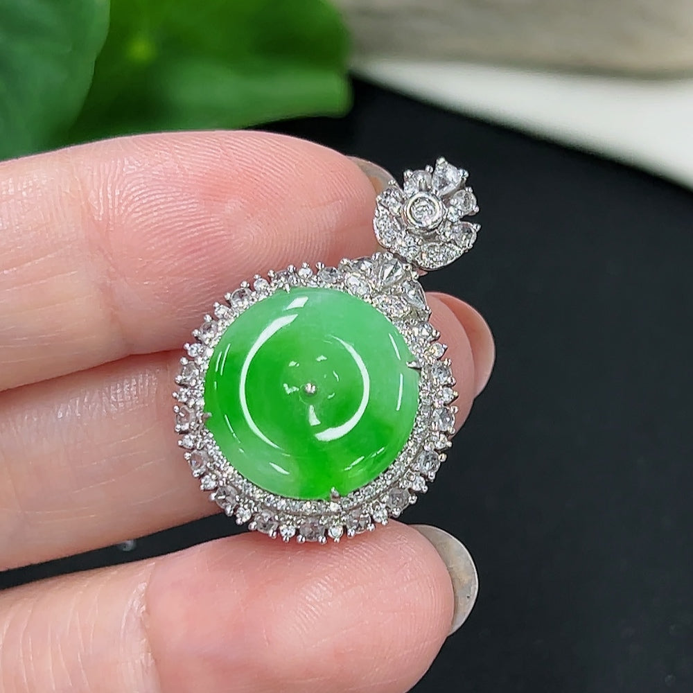 Jadeite pendant with 18K gold setting and diamond accents, showcasing a polished jade stone, weight approx. 5.4g.