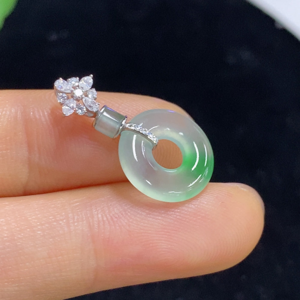 Jadeite Pendant with 18k Clasp, Total Weight Approximately 1.3g