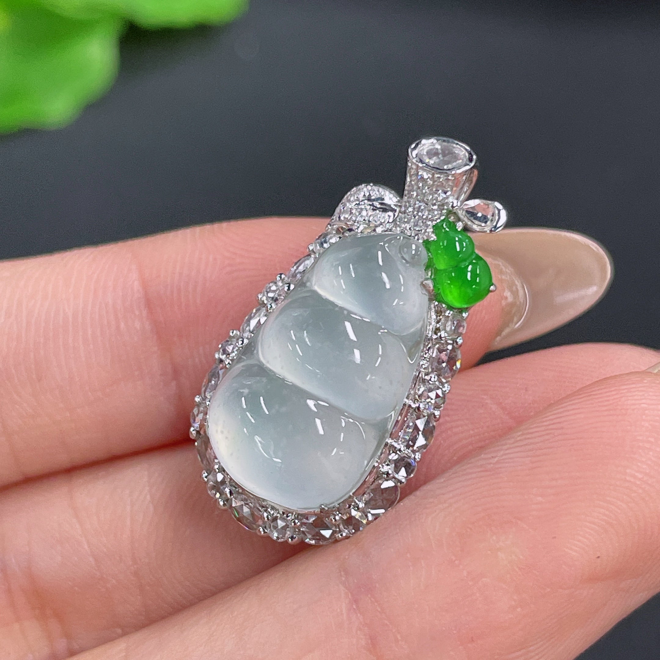 Jadeite Bean Pendant 18k Gold Inlaid with Diamonds Total Weight Approx. 5g