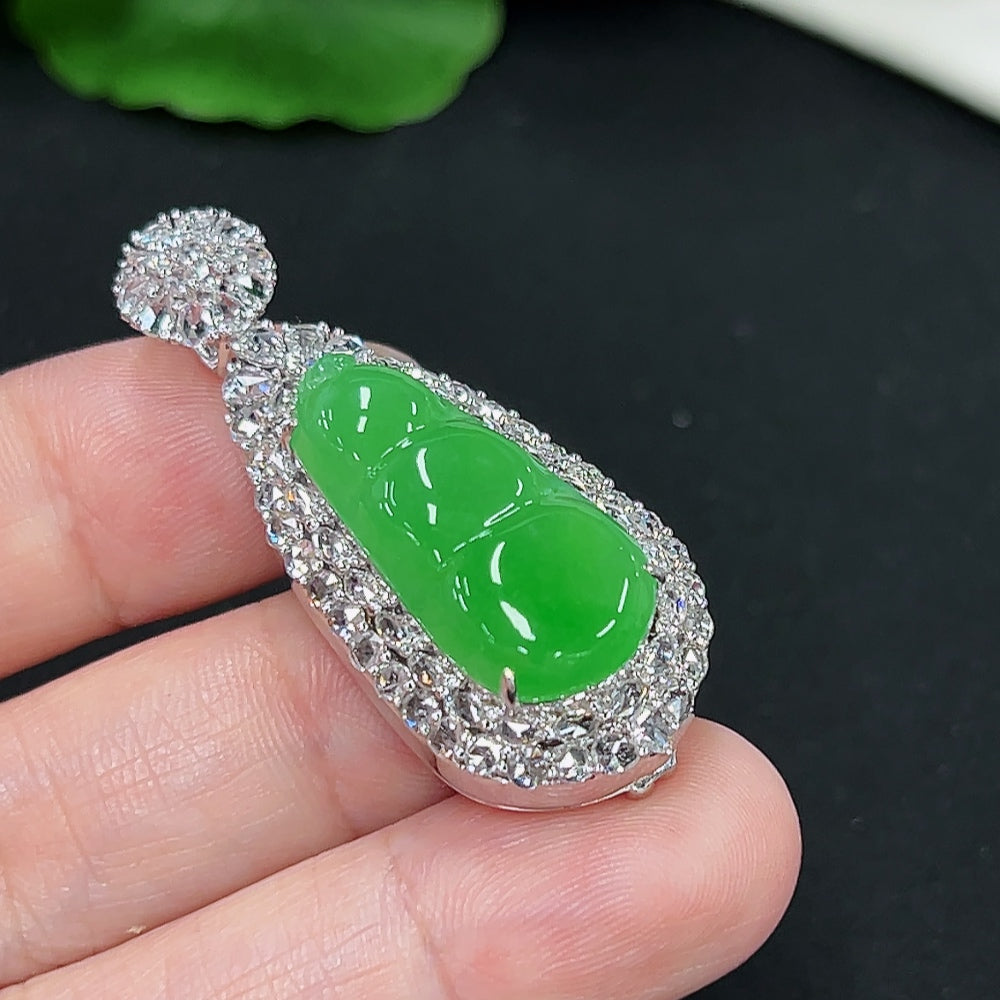 Jadeite Auspicious Bean Pendant with 18K Gold Setting (Diamond Accents)