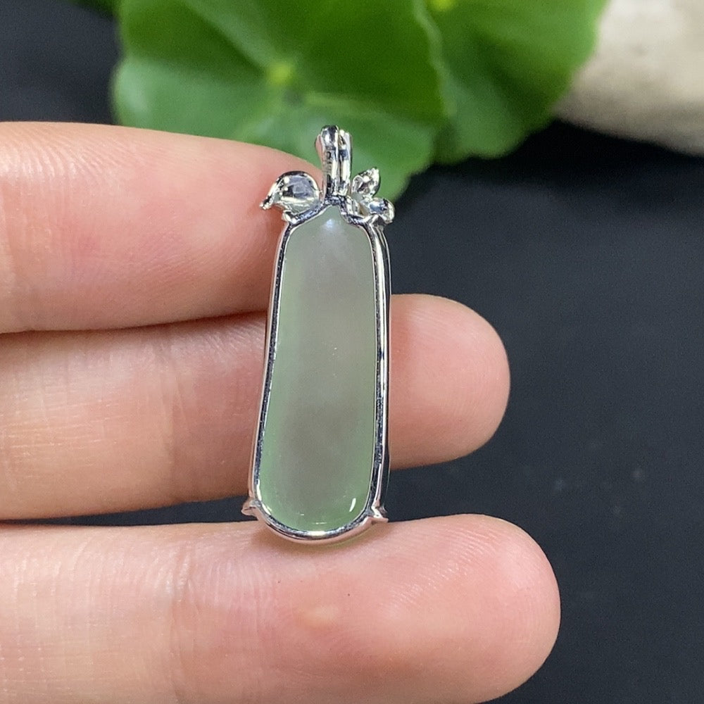 Jadeite Auspicious Gourd Pendant with 18K Gold and Diamond Accents, Total Weight Approximately 3.28g
