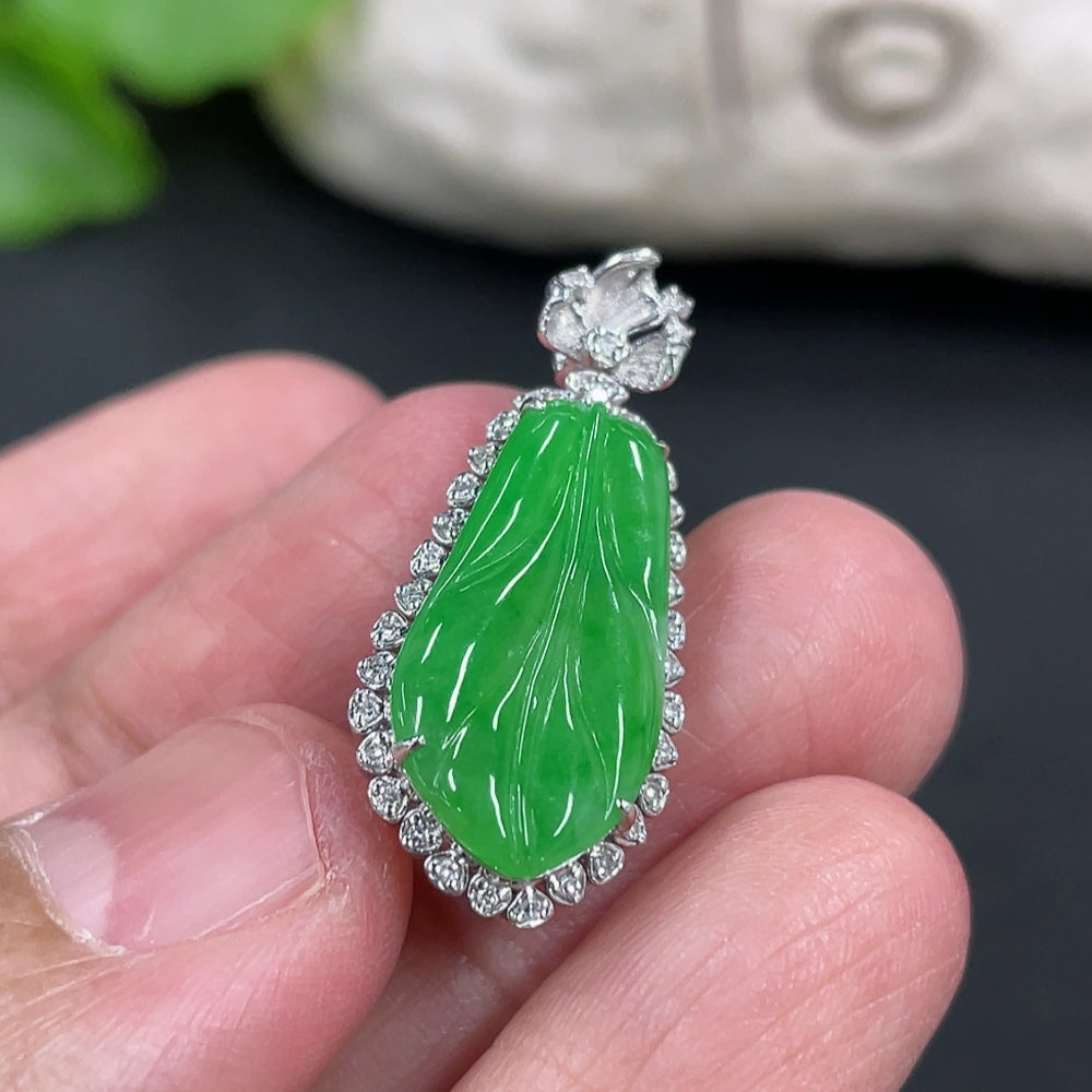 Jadeite Leaf Inlaid Pendant 18K Gold with Diamond Accents Total Weight Approx. 2.93g