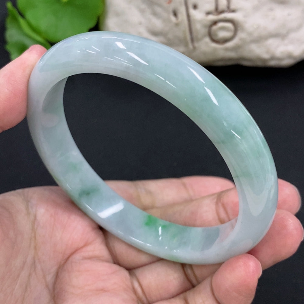 HKHQ jadeite round bracelet weighing 59.8g with a 63.5mm size, featuring smooth, polished green jade beads.