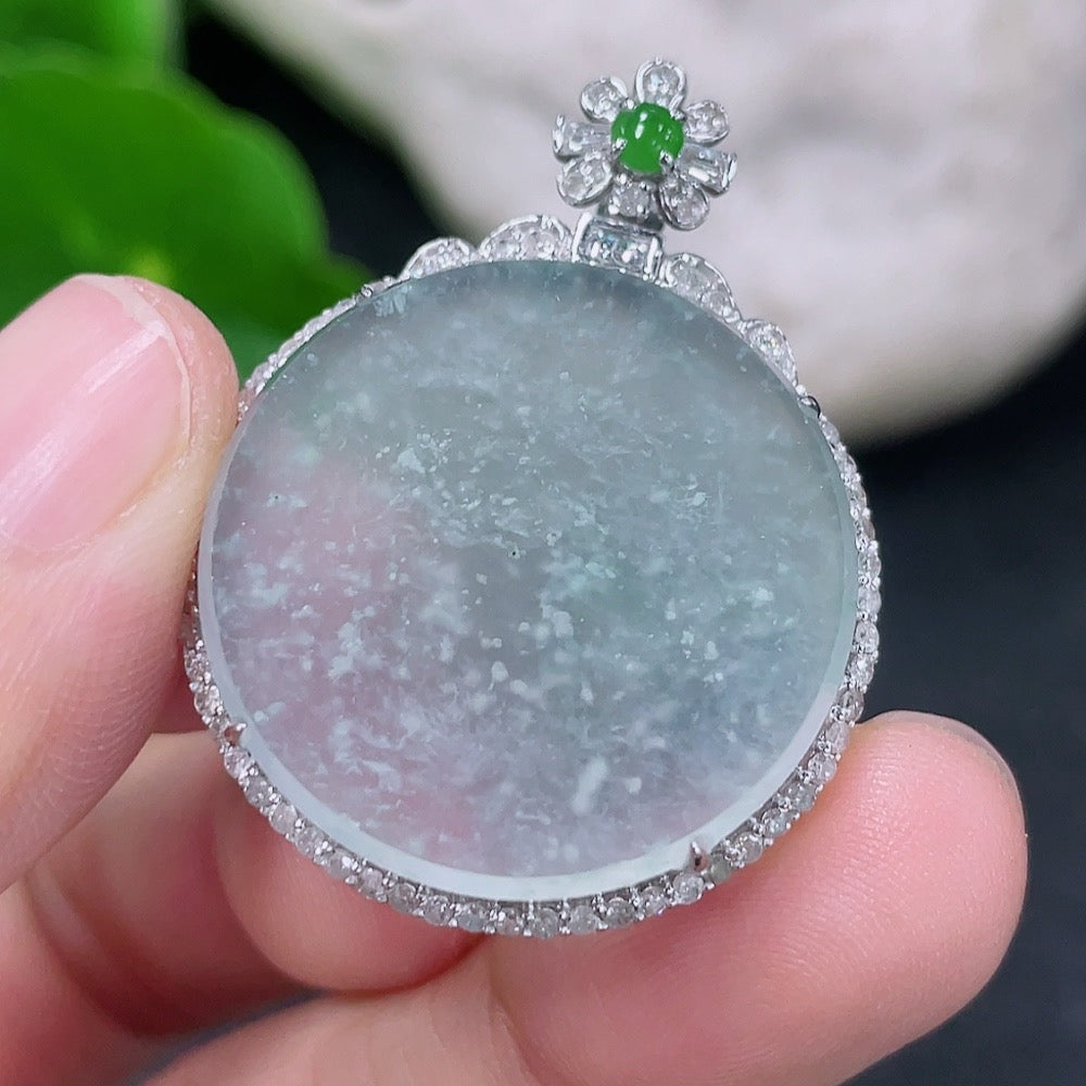 Jadeite plain pendant in 18K gold with diamond accents, featuring a smooth jade gemstone in a luxurious jewelry setting