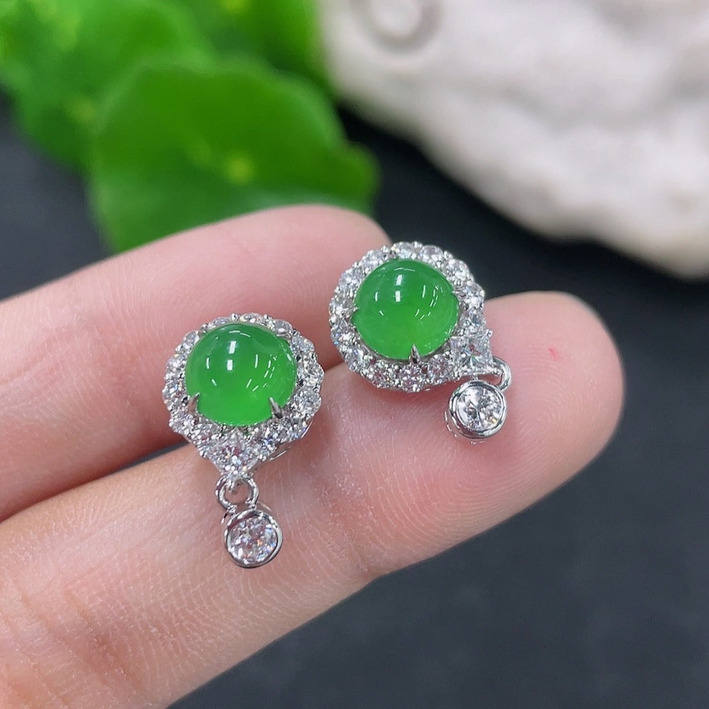 HKHQ jadeite earrings set in 18k gold with diamond accents, showcasing elegant jewelry with a total weight of 3.67g