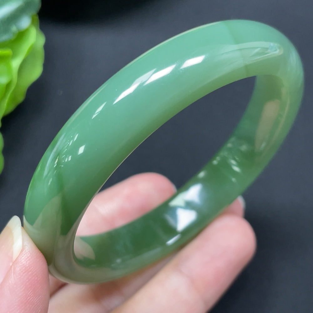 HKHQ Hetian Jade round bracelet, 56.1mm diameter, 44.72g, featuring smooth, polished jade beads.
