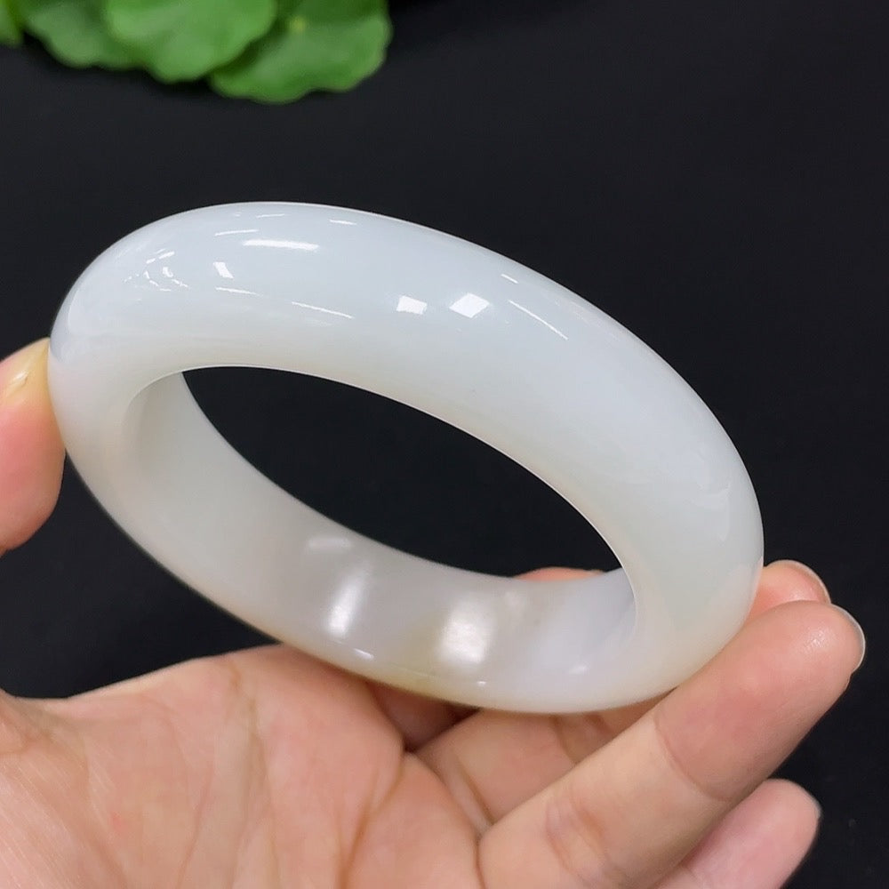 HKHQ Hetian Jade round bracelet, size 56.7, with a total weight of 91.5g, showcasing smooth, polished jade beads.