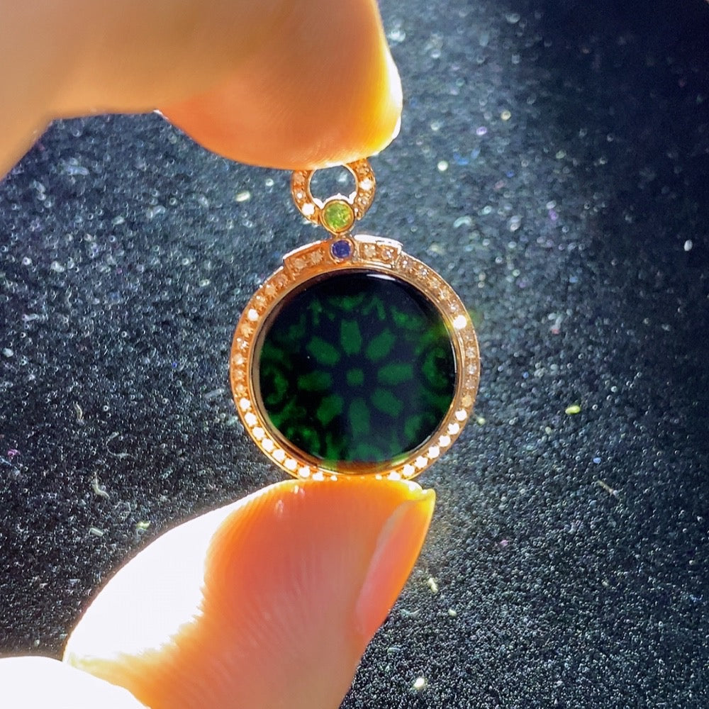 Jadeite Plain Pendant with 18k Diamond (Colorless) Setting
