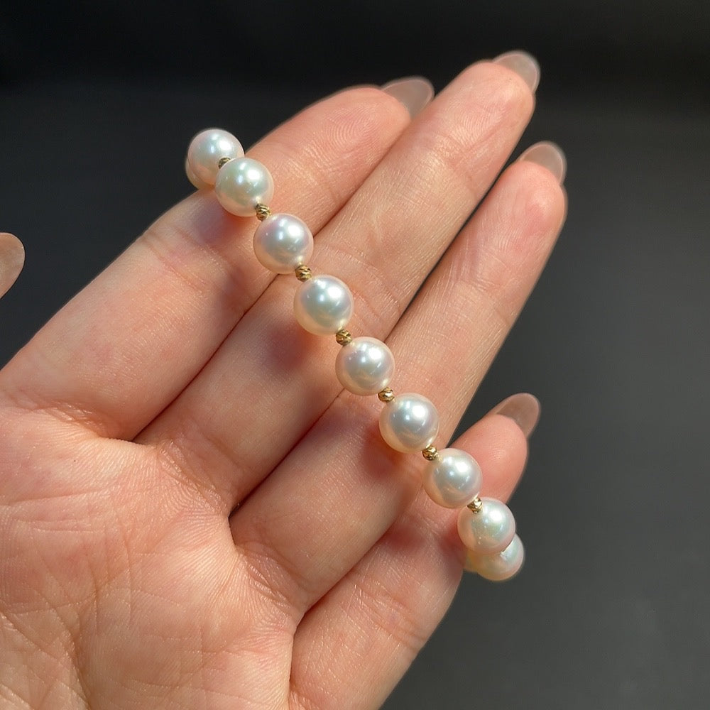 Seawater pearl bracelet by HKHQ featuring red markings, 18k gold string, with 7.1mm pearls and a total weight of 10.15g.