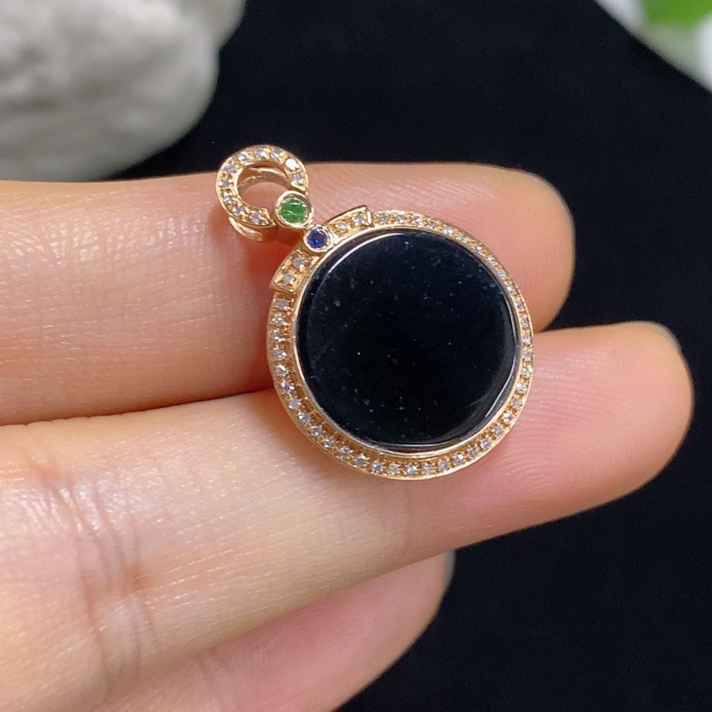 Jadeite Plain Pendant with 18k Diamond (Colorless) Setting