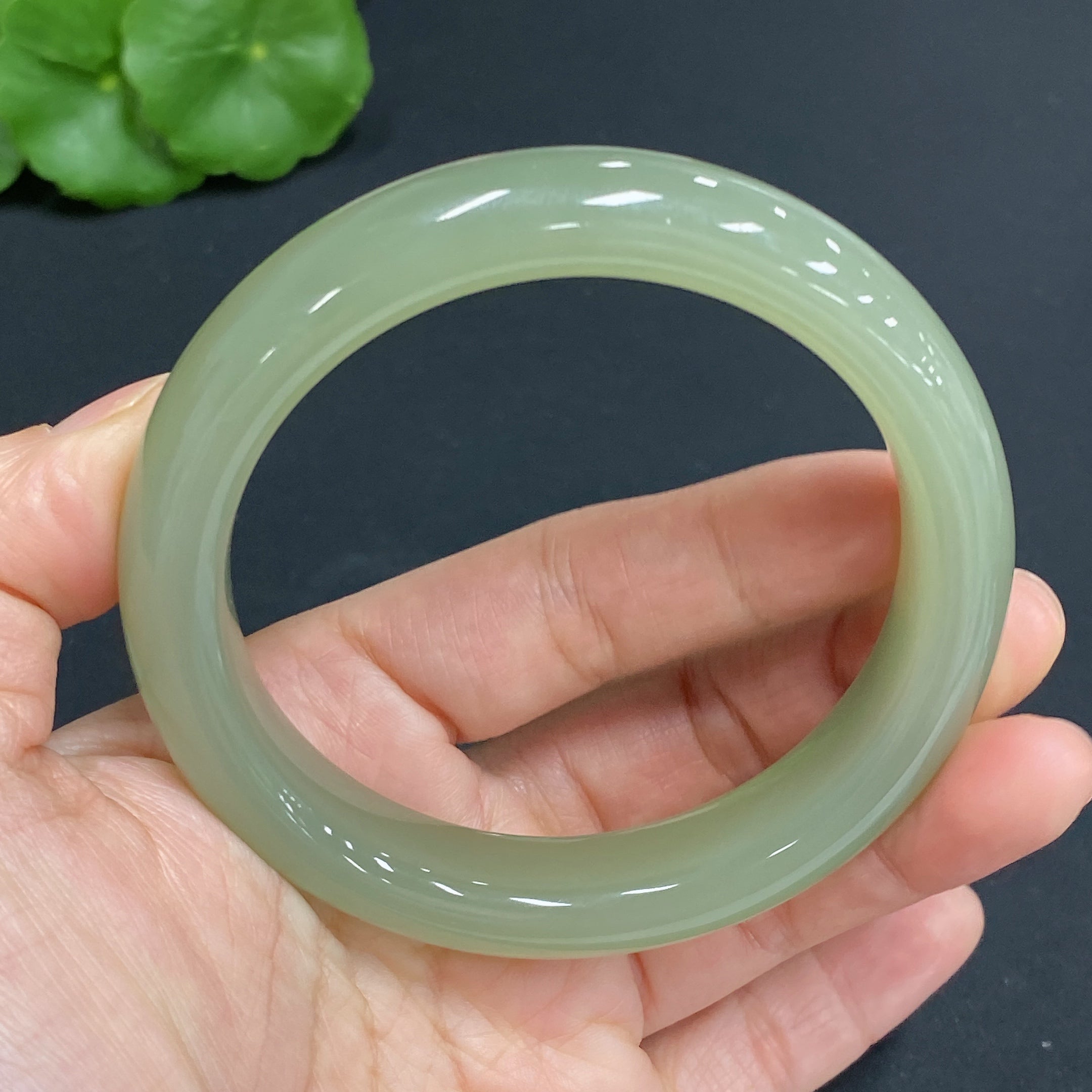 Hetian Jade Round Bracelet (58.4 loop size, approx. 59.8g total weight)