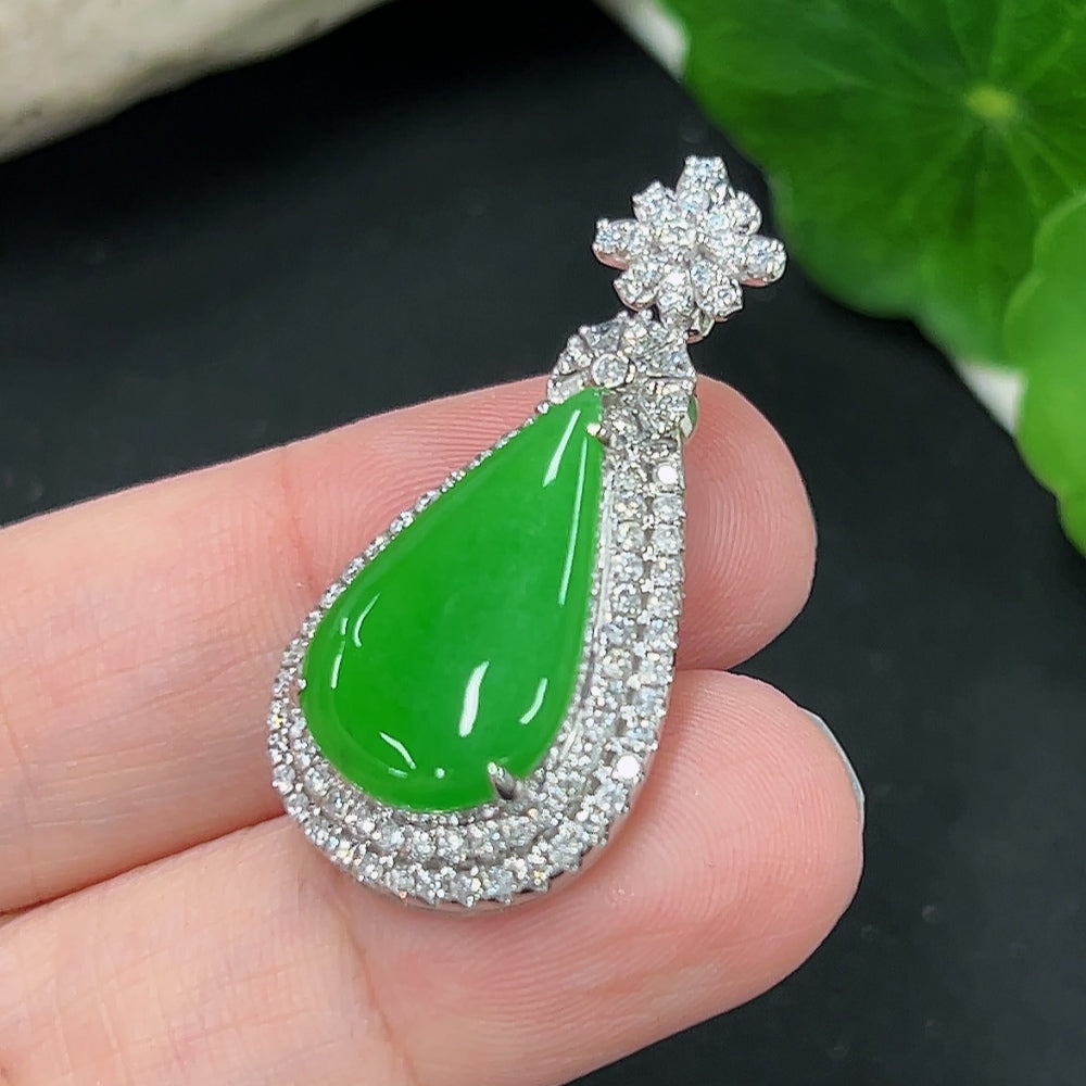 Jadeite inlaid pendant 18K gold Total weight about 6.6g (Diamond inlaid on main part only, buckle without diamond)