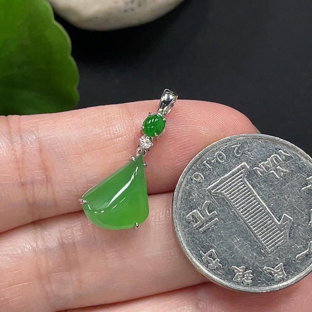 Jadeite Pendant with 18K Gold Setting, Total Weight Approx. 1.8g