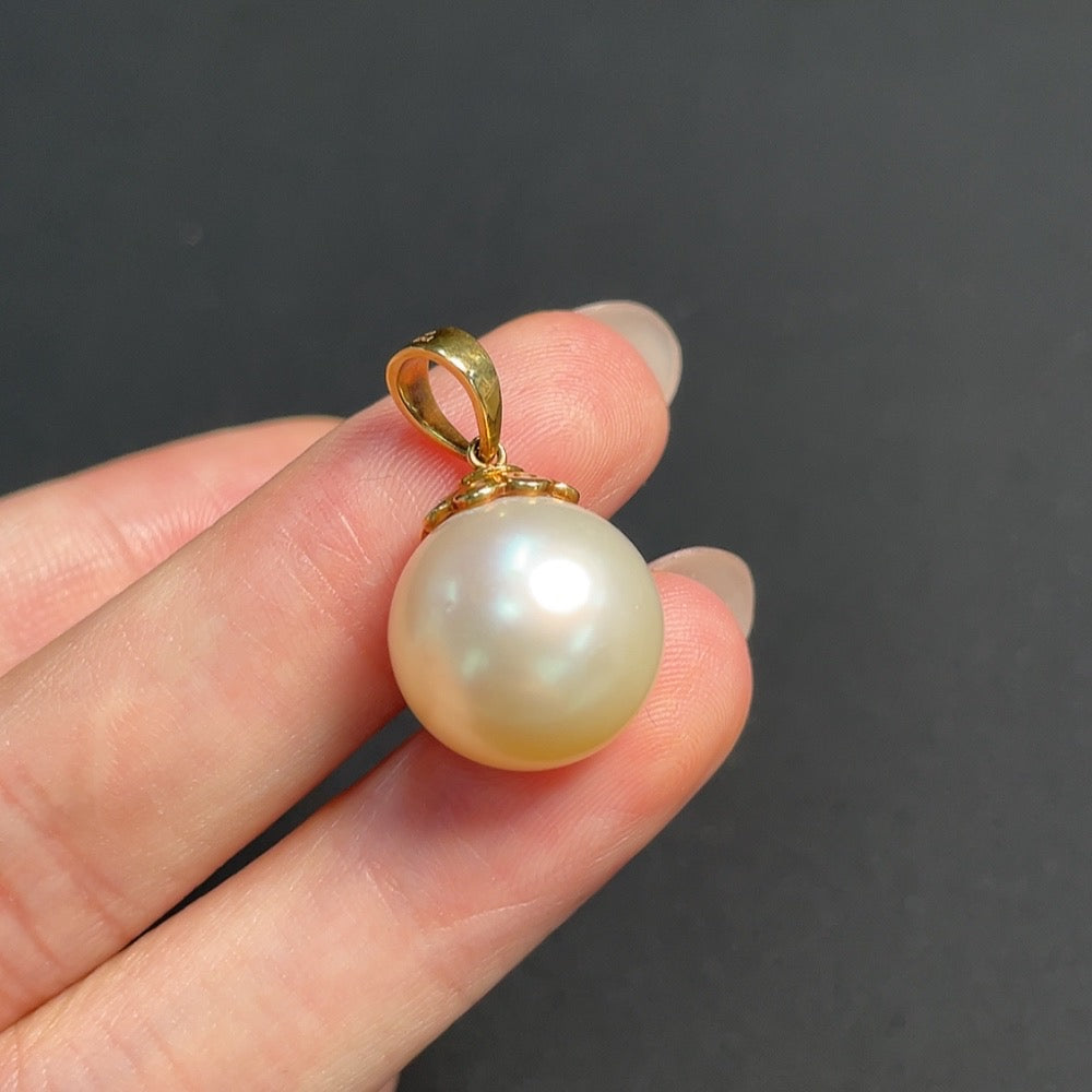 HKHQ seawater pearl pendant in 18K gold color, round pearl about 14.4mm, non-diamond, weight 5.59g, elegant jewelry piece.