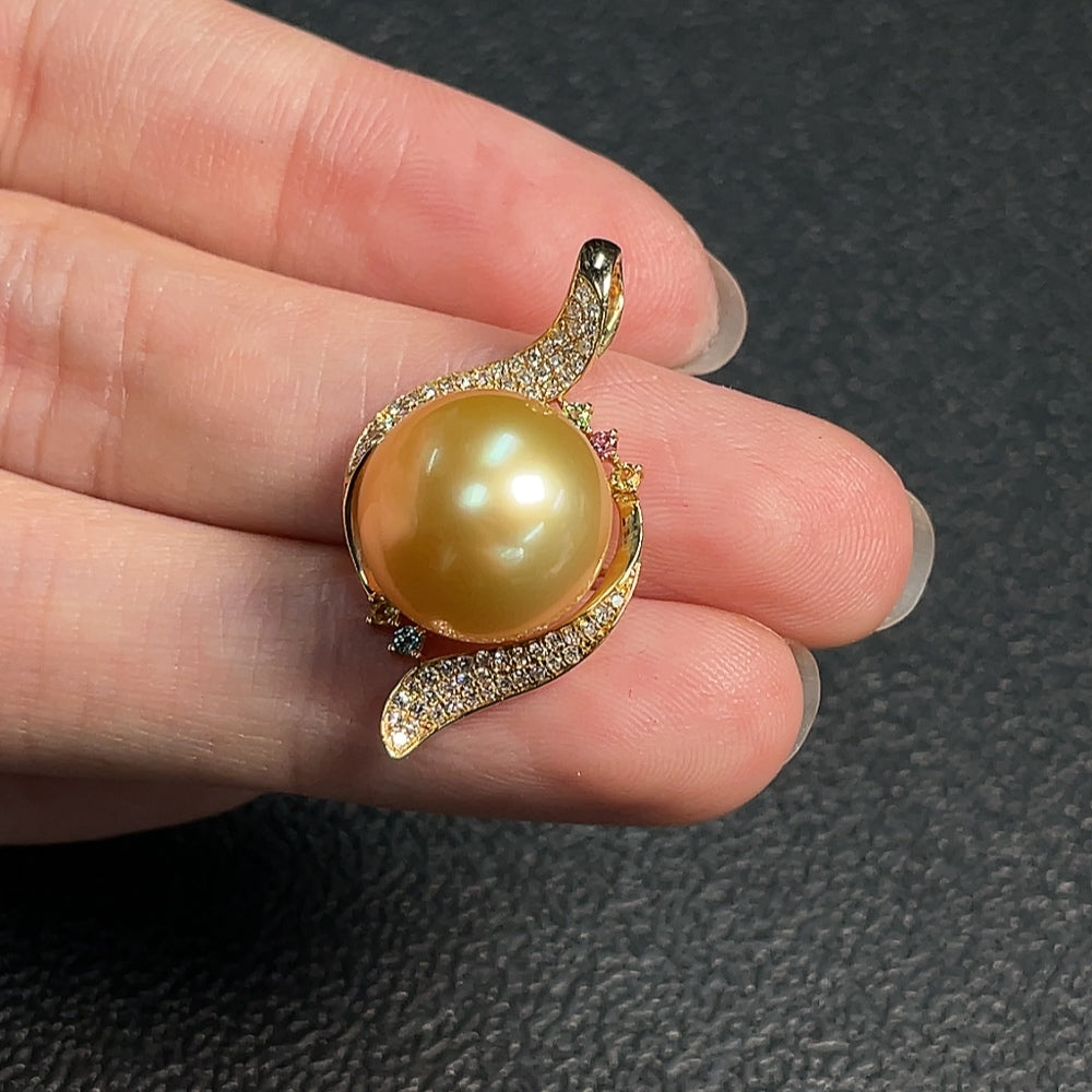 Seawater Pearl Pendant Color Origin Undetermined with Diamond Accents 74% Au Total Weight Approx. 4.38g Size Approx. 12.4mm
