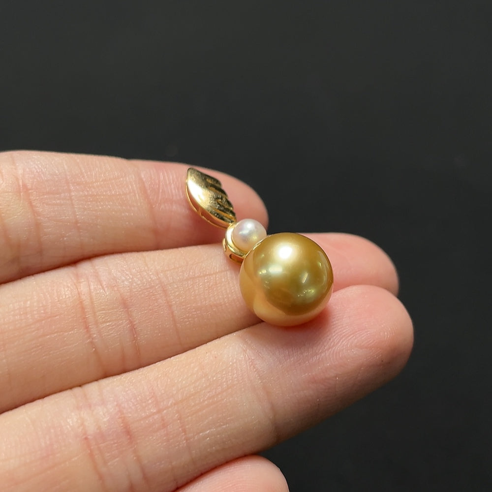 White seawater pearl pendant on 18K gold chain, HKHQ necklace featuring a 10.5mm pearl with 2.42g total weight.