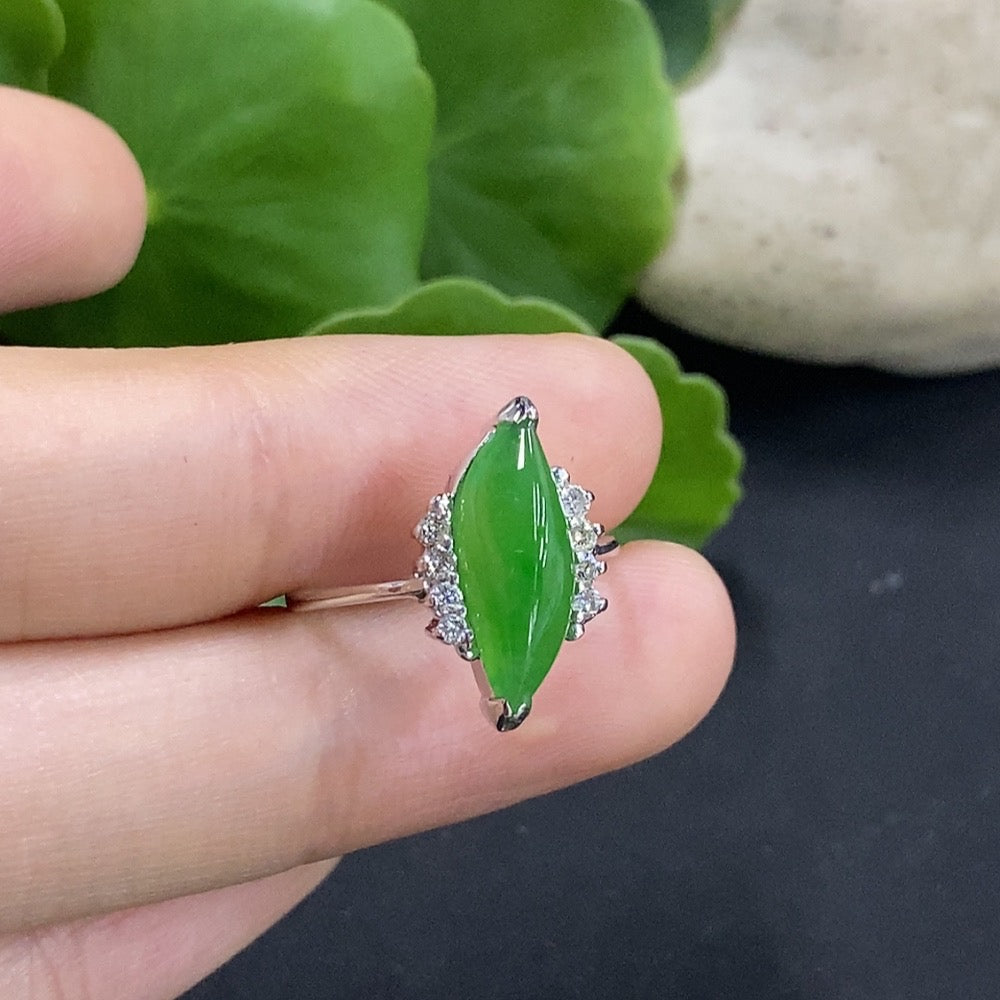 Jadeite inlaid ring with 58% gold and diamond accents, size 10, total weight approximately 2.5g