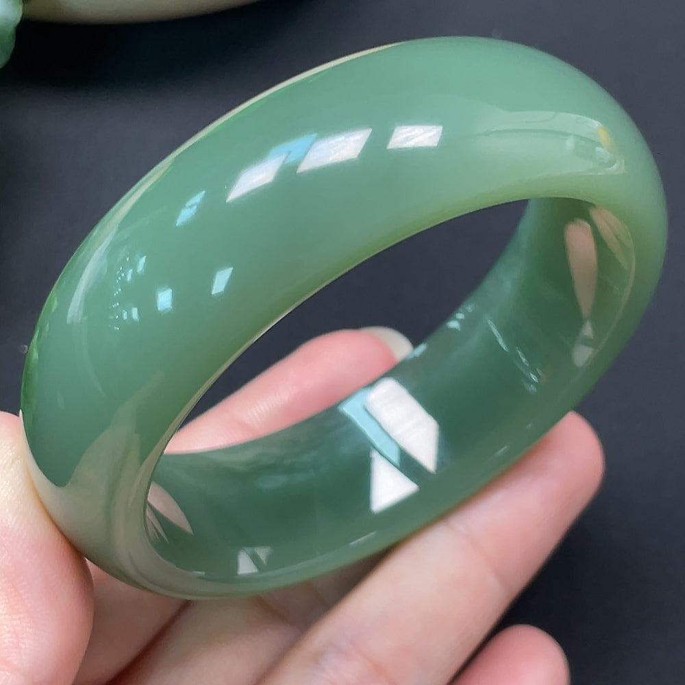 HKHQ Hetian jade round bracelet with 57.7mm diameter and 80.66g weight, showcasing smooth, polished jade beads.