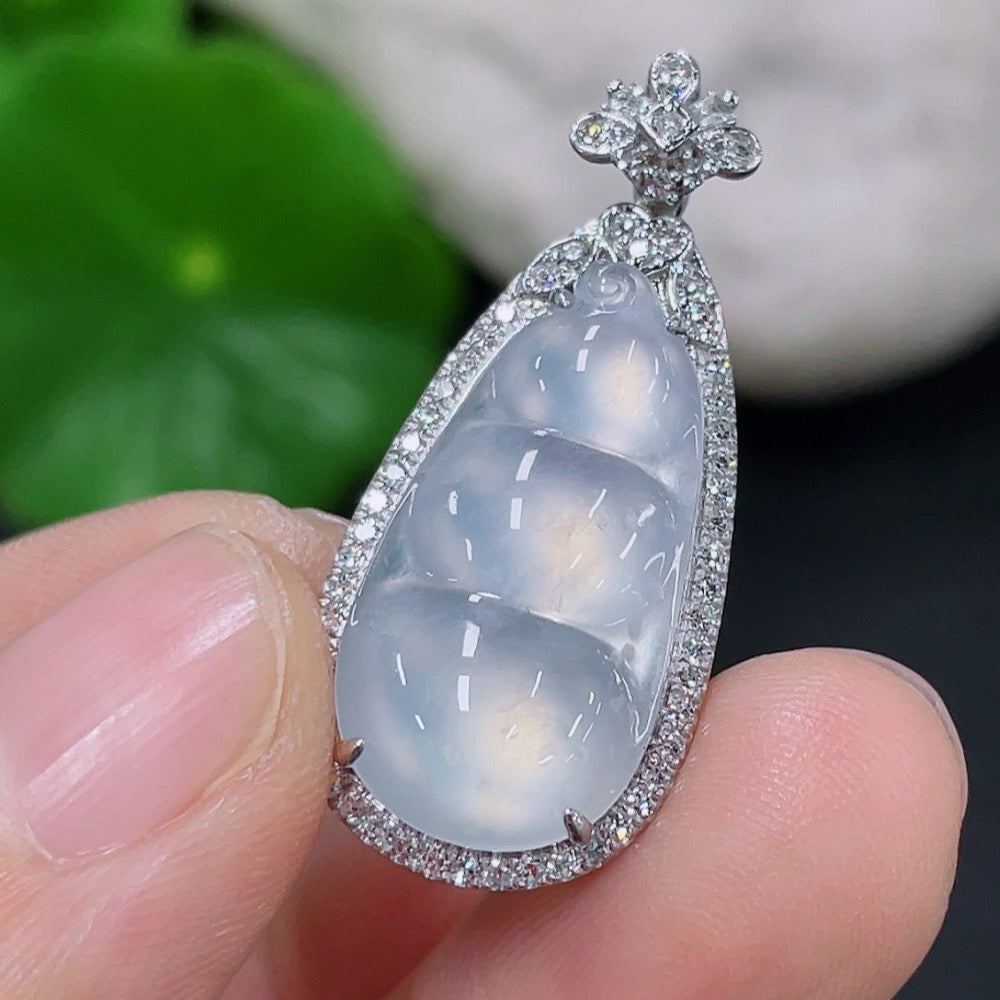 Jadeite Lucky Bean Pendant with 18K Gold and Diamond Accents, Total Weight Approximately 2.94g