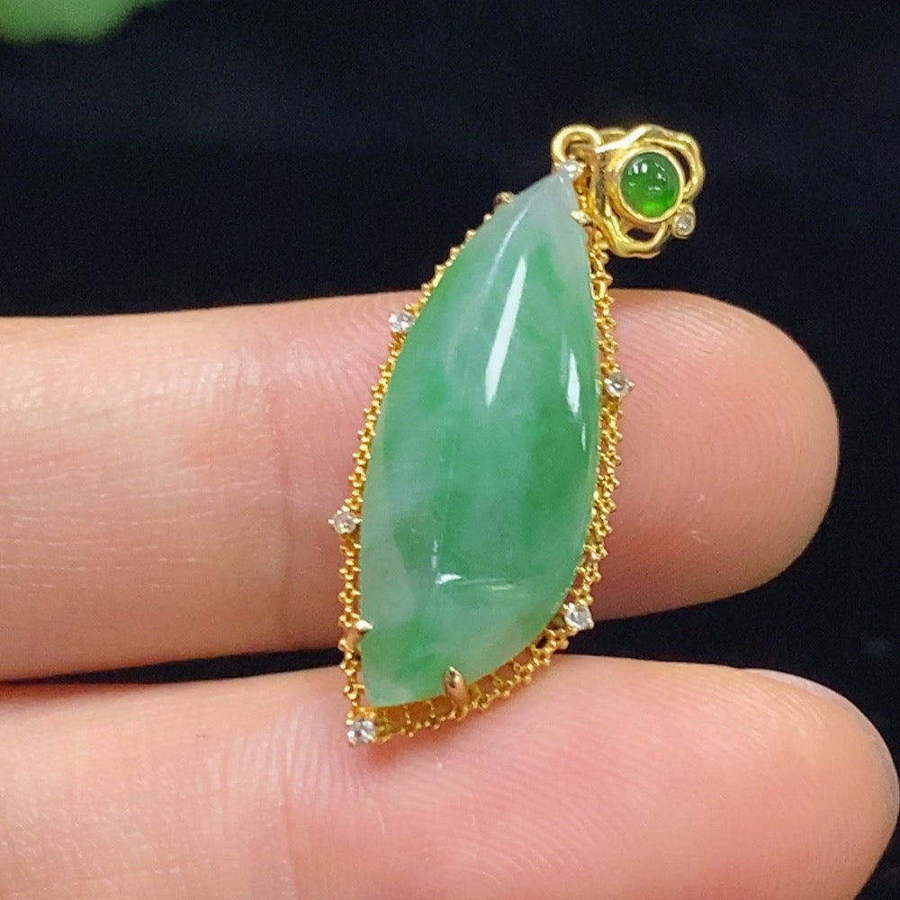 Jadeite Pendant with 18K Gold Setting Total Weight Approx. 2.6g