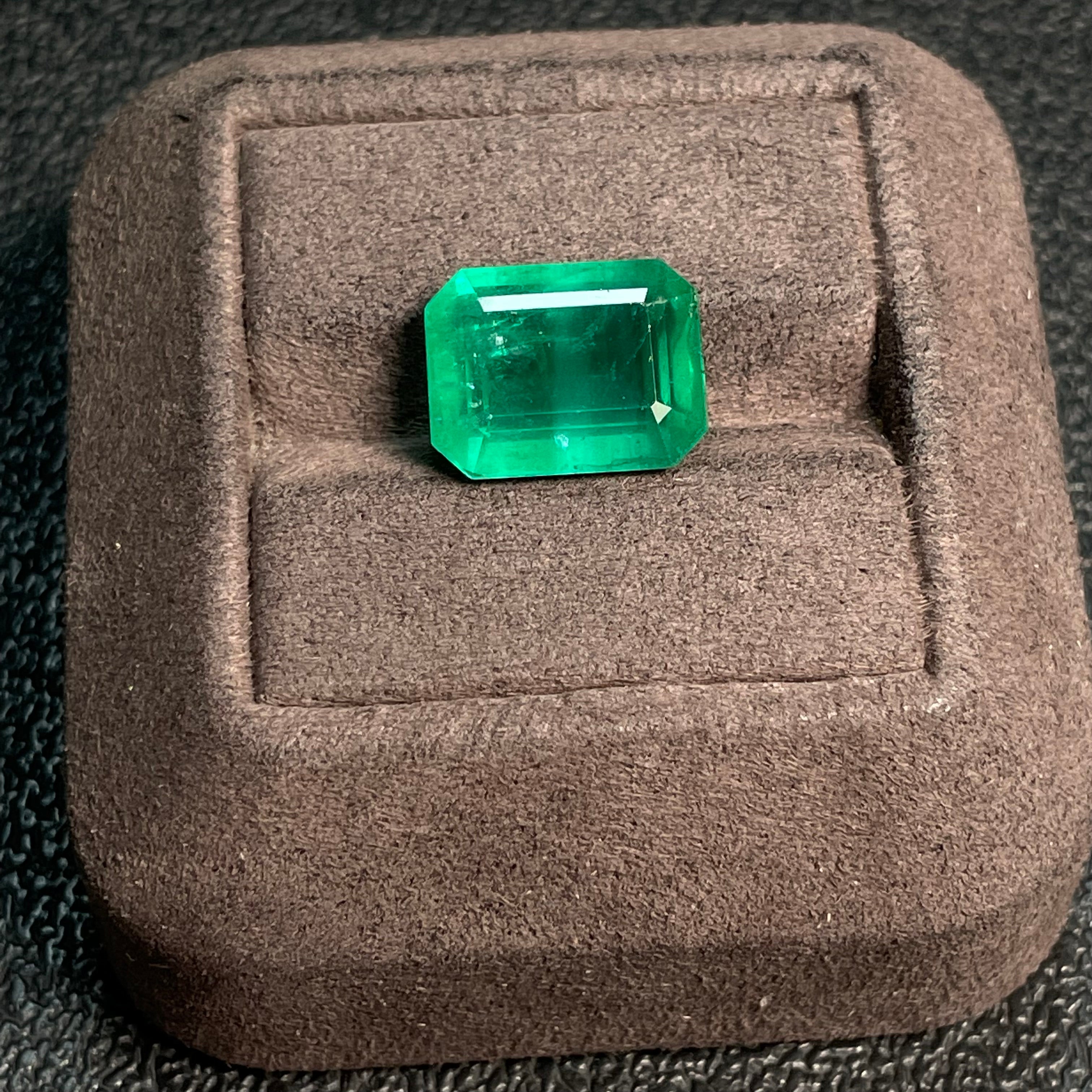 Emerald Rough Stone Clarity Enhanced Total Weight Approx. 8.60 Carats GILDER Certificate: Minor Oil Zambia Origin Vivid Green 8.63ct