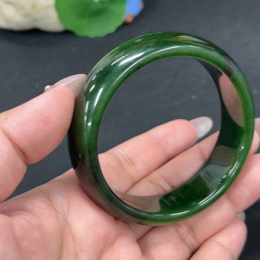 HKHQ Hetian Jade Jasper round bracelet with 57mm stones, weighing approximately 69.4g, showcasing smooth, natural jade beads.