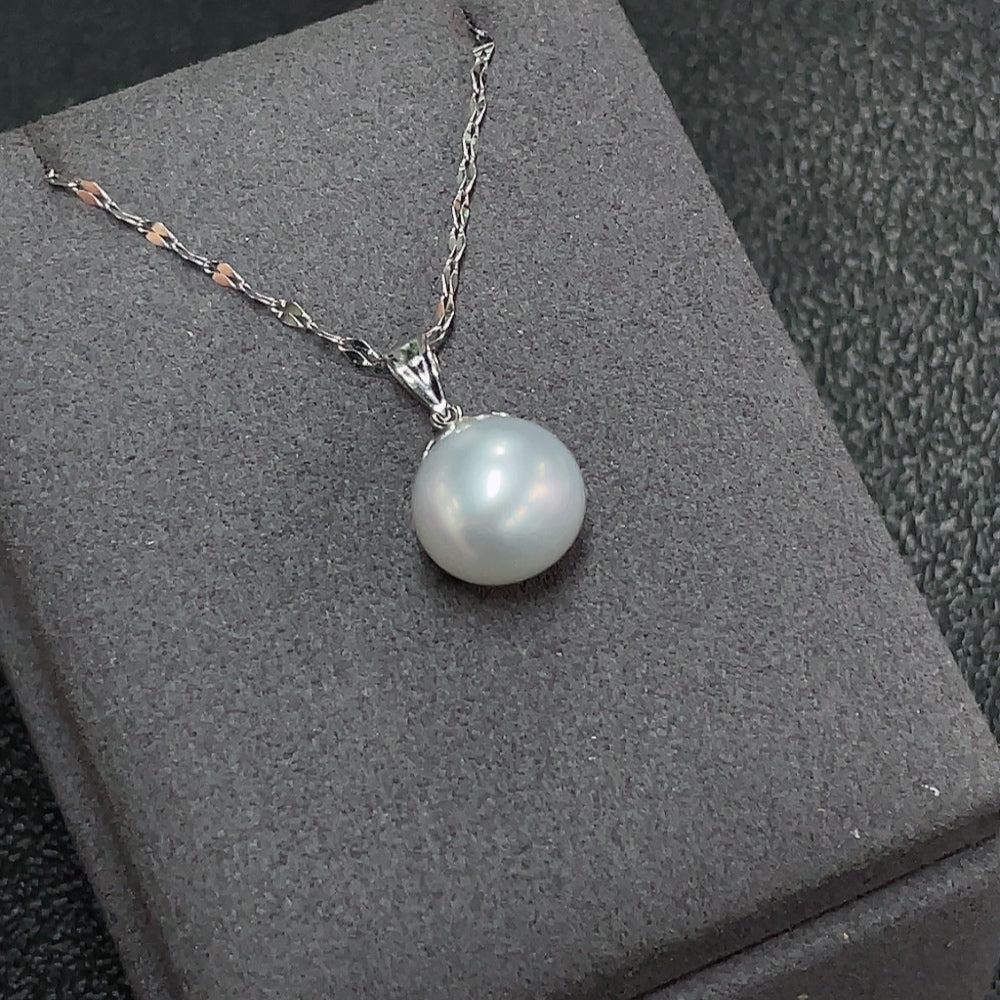 Seawater pearl necklace with 18k gold clasp, featuring 11.3mm pearls, total weight approx. 3.23g, from HKHQ.