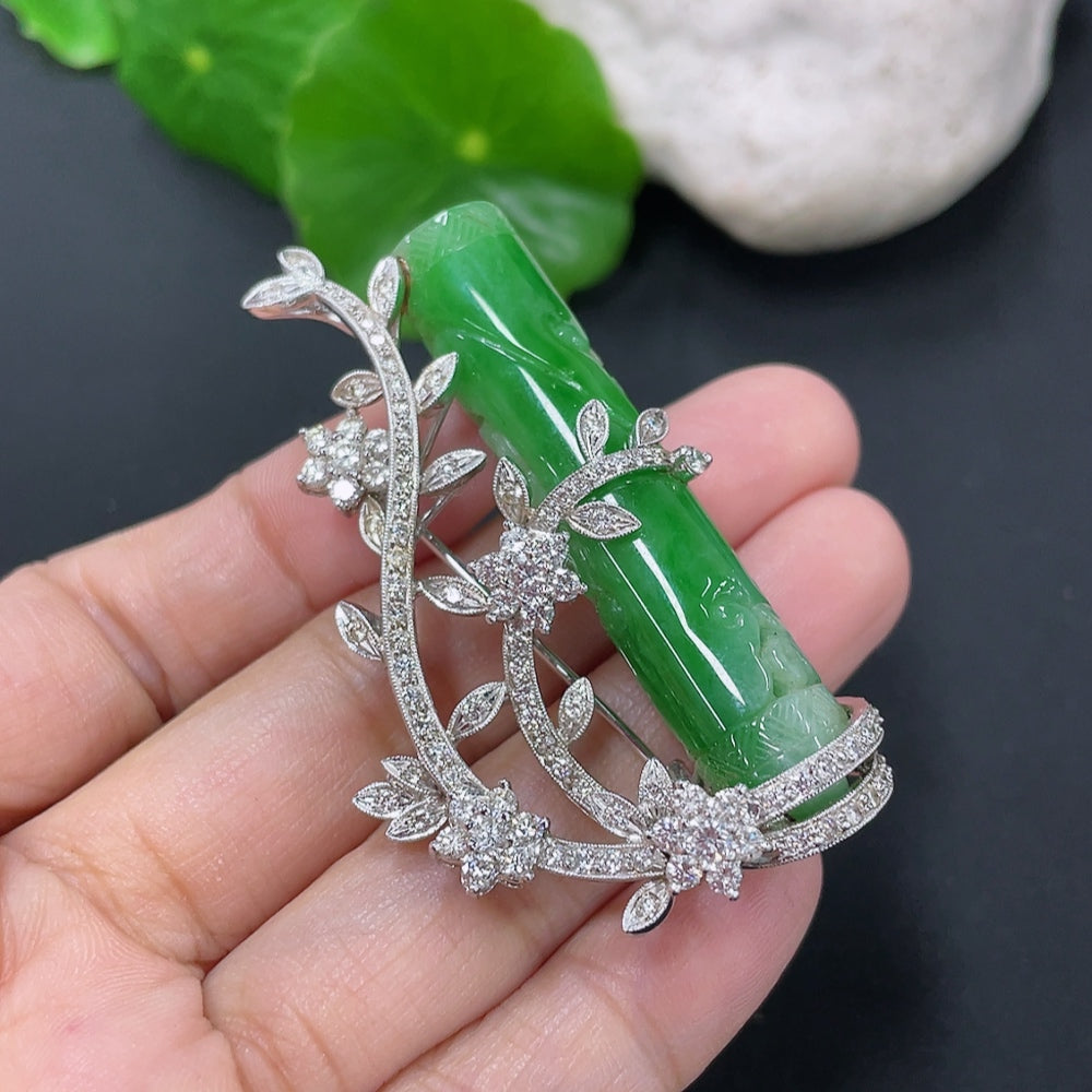 Jadeite Pendant with 43% Gold Setting and Diamond Accents