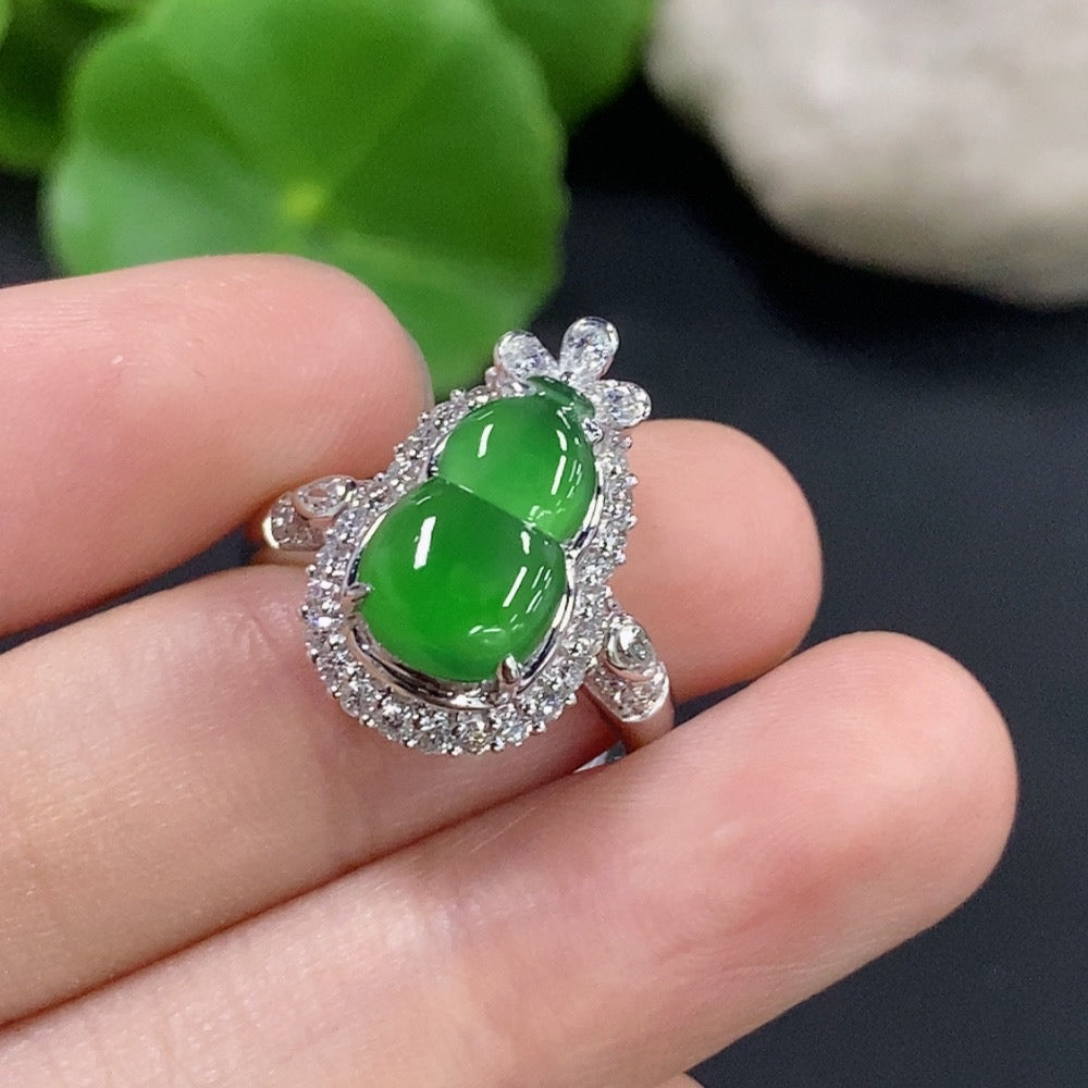 Jadeite inlaid ring 18K gold (with diamond accents)