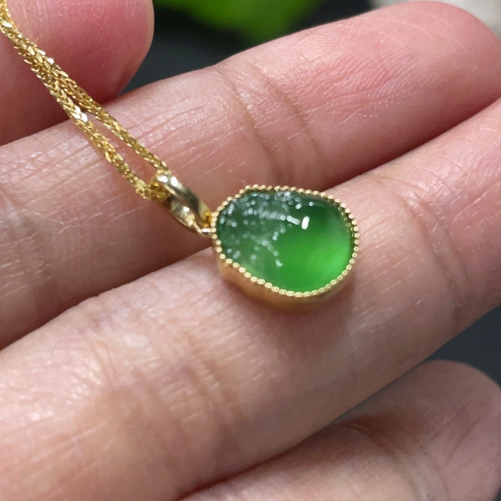 Jadeite Gourd Inlaid Pendant with 18K Gold Inlaid Main Body and Chain, Total Weight Approximately 2.4g