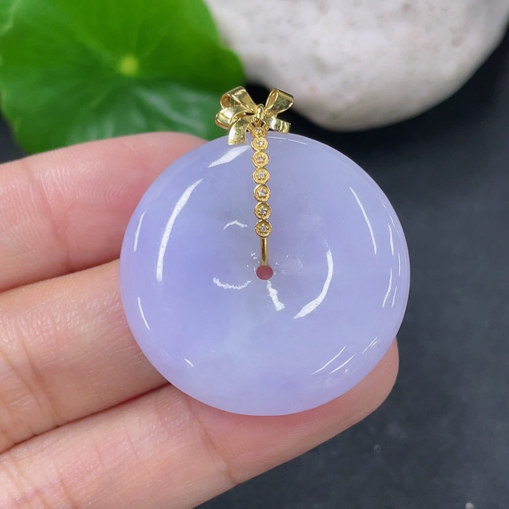 Jadeite pendant with peace buckle design, 18K gold accents and diamond details, weighing approximately 9.9g.