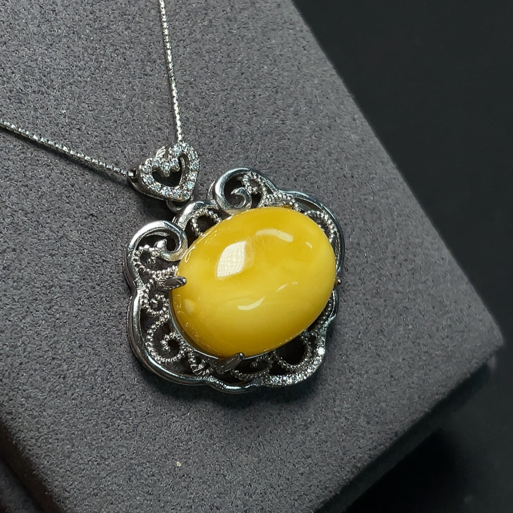 Amber Beeswax Pendant with 18K Gold Chain (Pendant Not Gold, Total Weight Including Chain Approx. 7g)