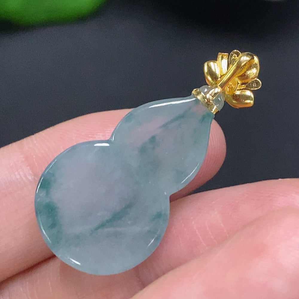 Jadeite Gourd Pendant with 18K Gold Clasp, Total Weight Approximately 4.5g