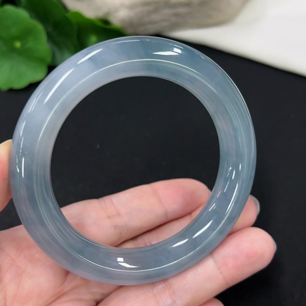 HKHQ jadeite round bangle in size 55.2 with a smooth, polished surface and a weight of 71.6g, showcasing elegant jewelry craftsmanship.