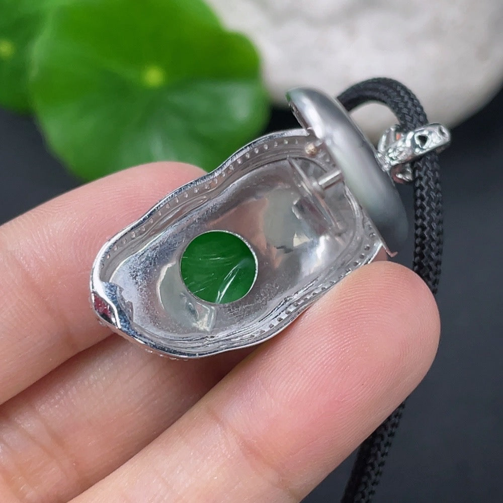 Jadeite inlaid leaf pendant, pendant 18k, the rest non-gold, diamond accents only on the main body (main body non-diamond quantity large 2 pieces small 2 pieces) total weight approx. including rope 15.6g