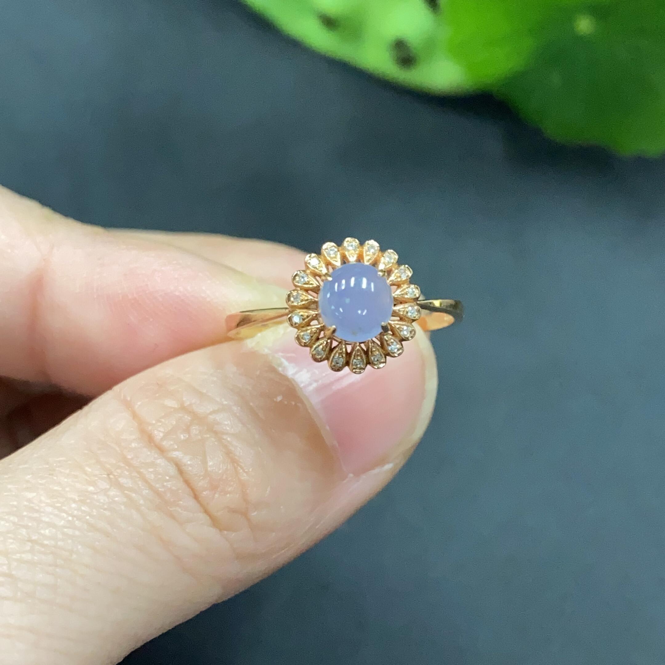 Jadeite Cabochon Mounted Ring    18k Gold    Size 13    Total Weight 1.24g