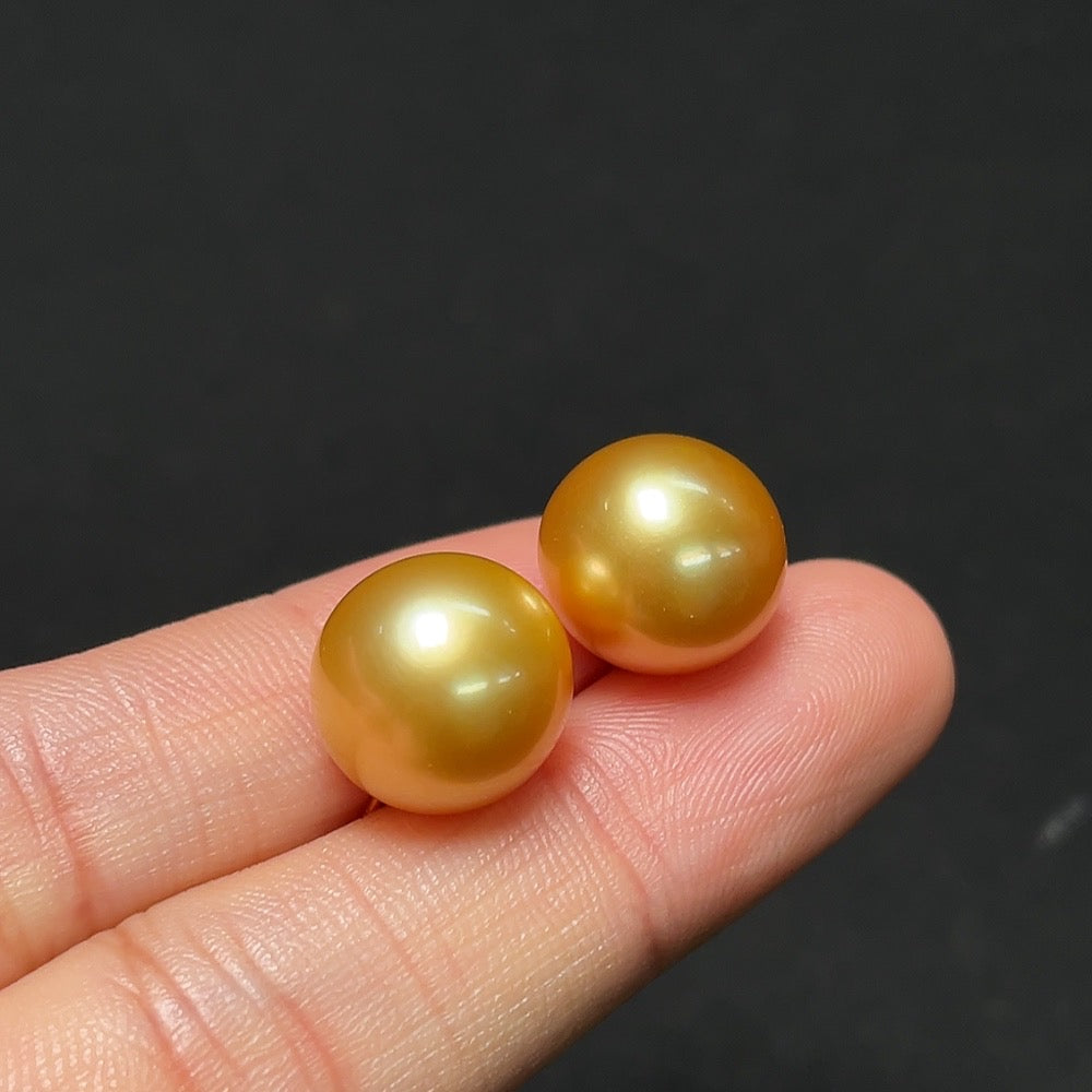 Seawater pearl stud earrings 18k gold approximately 12.8mm color origin undetermined
