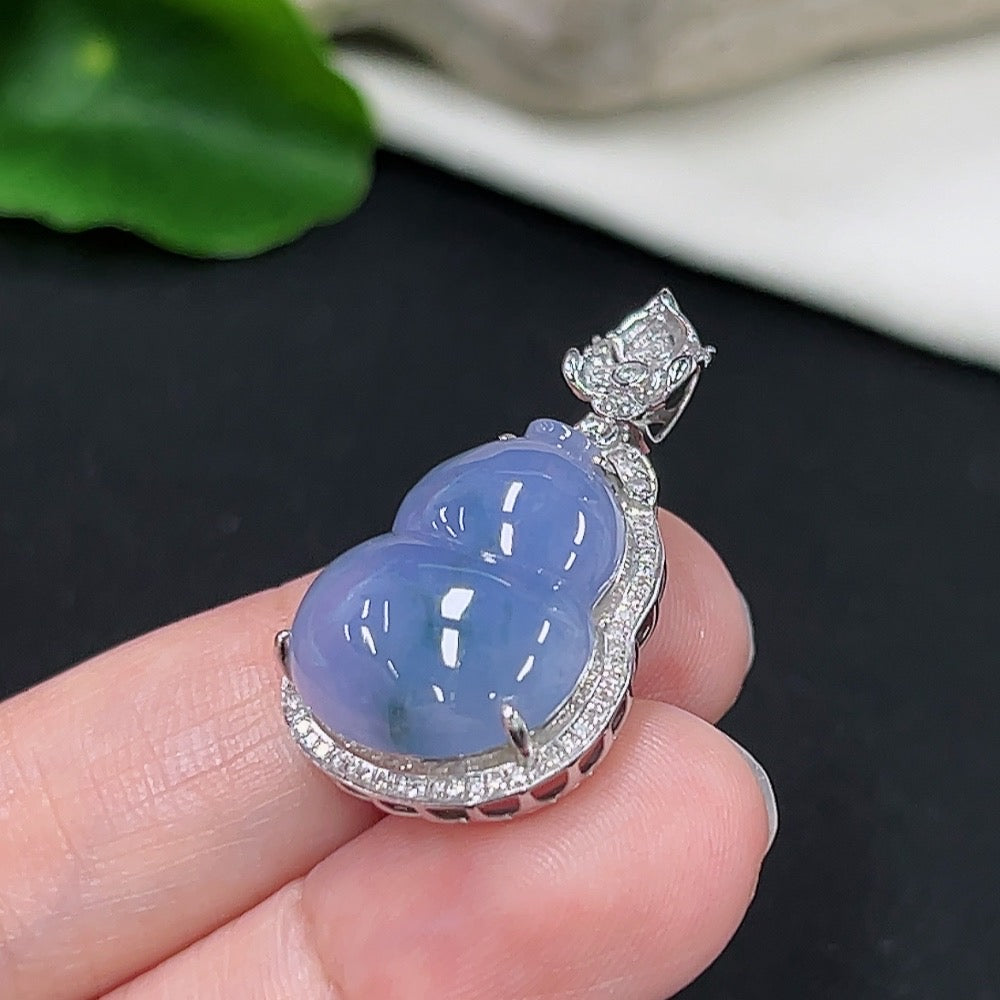 Jadeite gourd pendant with 18k gold and diamond accents, designed for necklaces, weighing approximately 5.08g.
