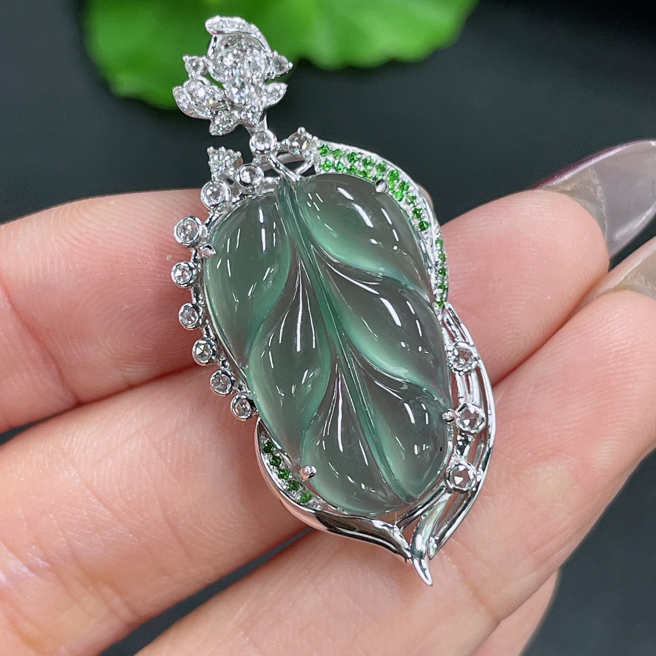 Jadeite Pendant Leaf 18k Gold Inlaid with Diamond Colorless Total Weight Approx. 6.7g