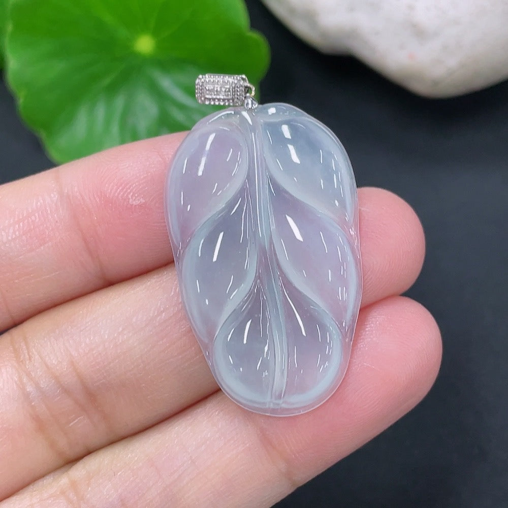 Jadeite pendant leaf from HKHQ, 18k non-diamond jewelry, featuring a delicate jade leaf design, weighs approximately 4 grams.