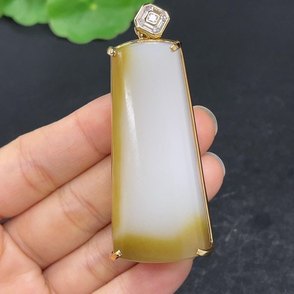 Hetian jade inlaid plain pendant with 18k gold setting, non-diamond, featuring elegant jade and gold craftsmanship.