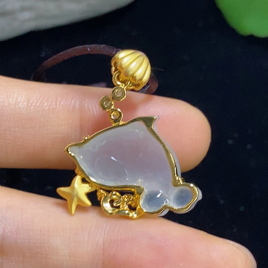 Jadeite inlaid pendant with 18K gold and diamonds, featuring a detailed jade jade design, weighing approximately 7.1 grams.