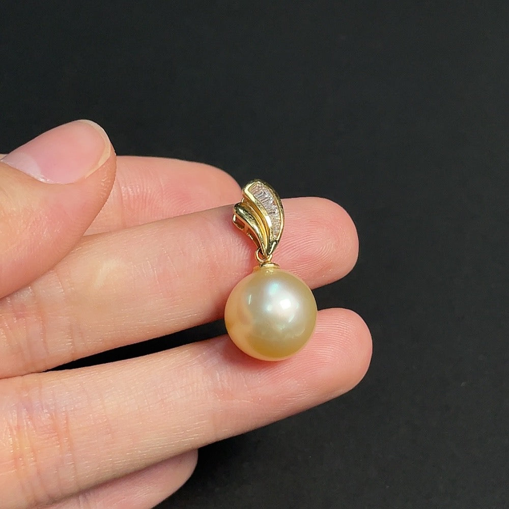 18k seawater pearl pendant with undetermined color origin, accented with diamonds, total weight approximately 3.37g, size about 11.9mm