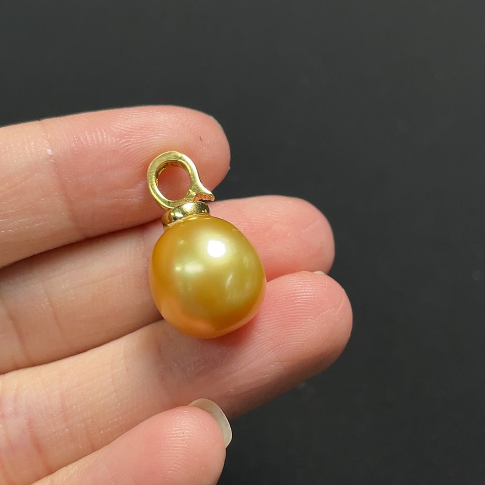 Saltwater Pearl Pendant with Diamond Accents in 18K Gold (Color Origin Undetermined)