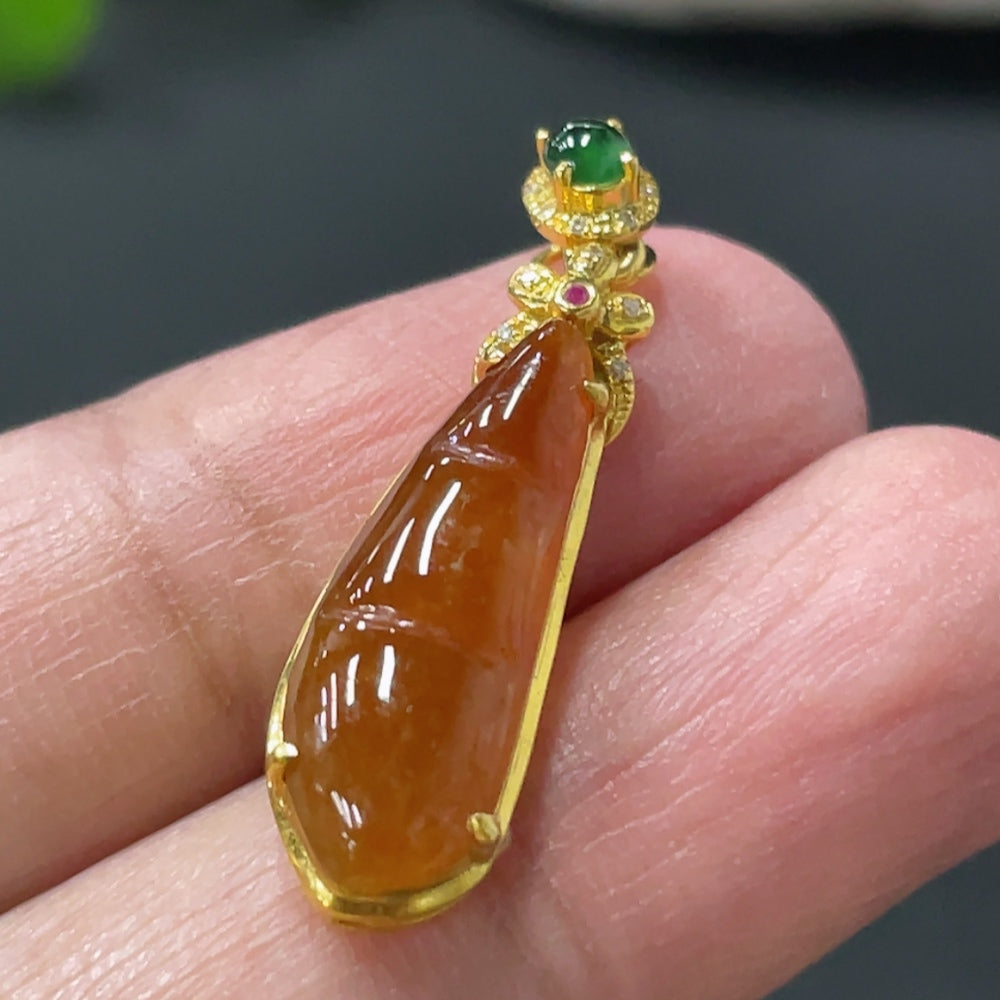 Jadeite Auspicious Bean Pendant with 18K Gold and Diamond (Colorless) Inlay, Undetermined Color Origin, Total Weight Approx. 1.8g