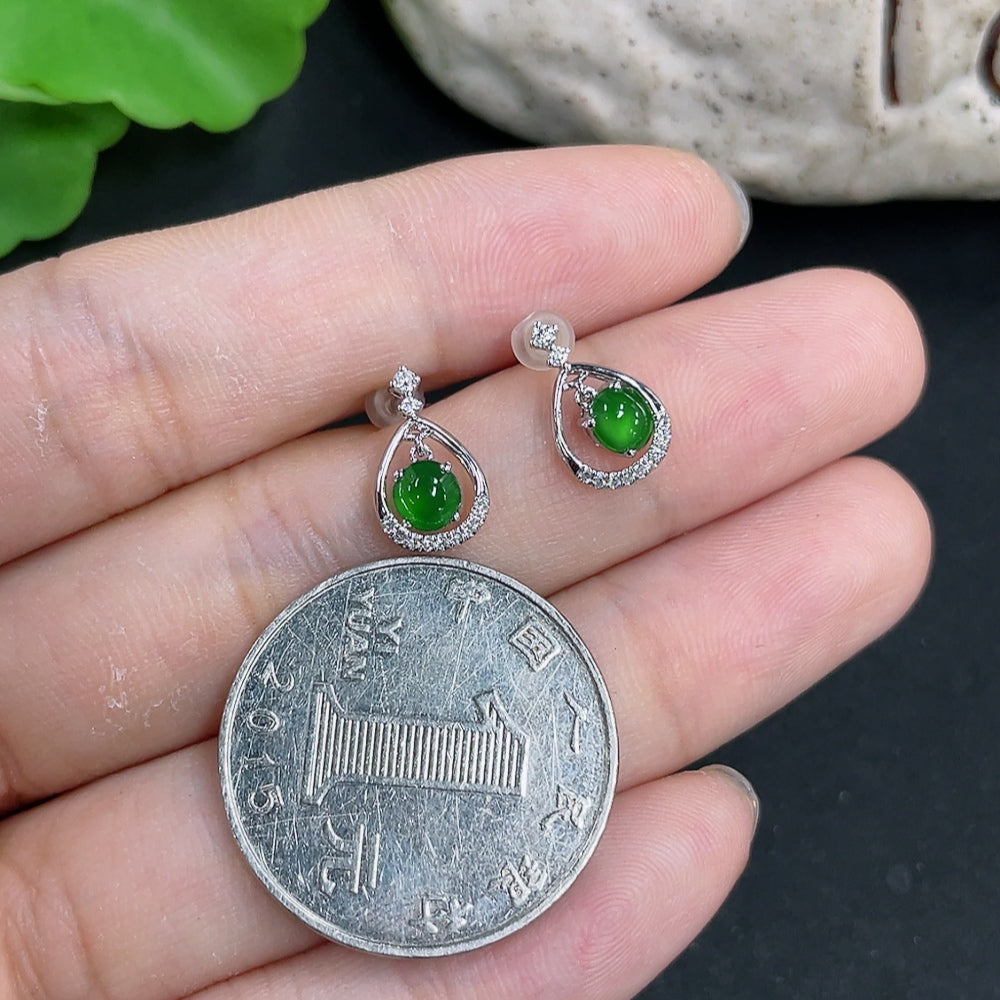 HKHQ jadeite earrings with 18k gold and diamond accents, featuring a delicate design and total weight of 1.31 grams.