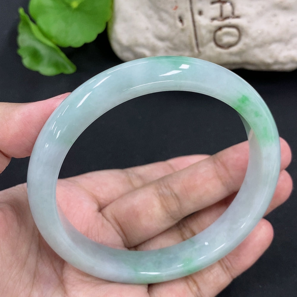 HKHQ jadeite round bracelet weighing 59.8g with a size of 63.5 mm, featuring smooth polished jadeite beads.