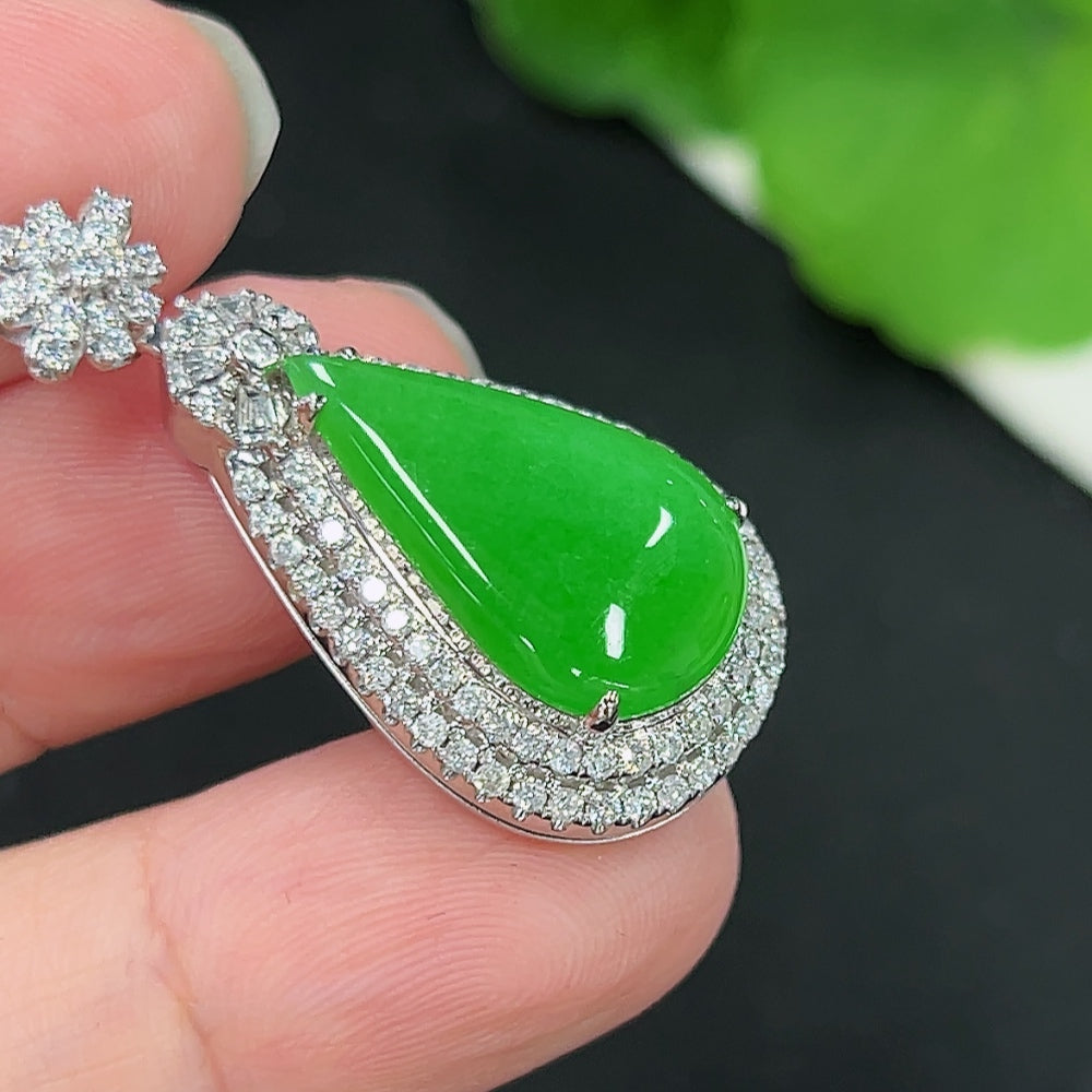 Jadeite inlaid pendant 18K gold Total weight about 6.6g (Diamond inlaid on main part only, buckle without diamond)